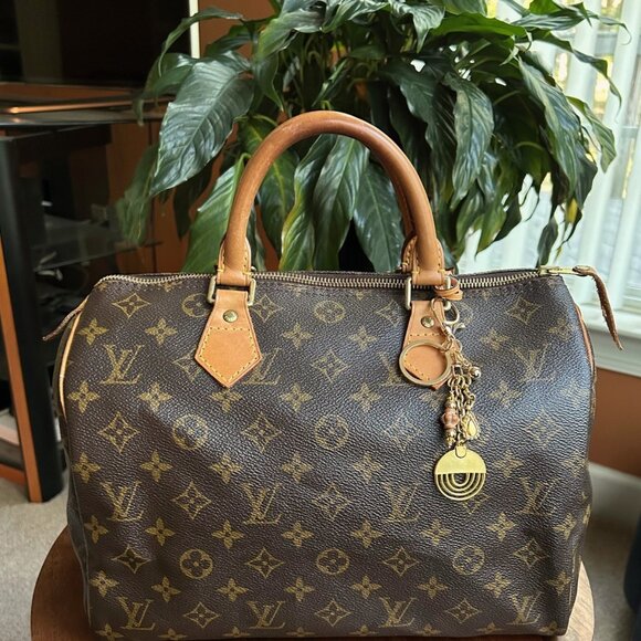 New GOLD CIRCLE Bag Charm Gold Tone - Picture 2 of 8